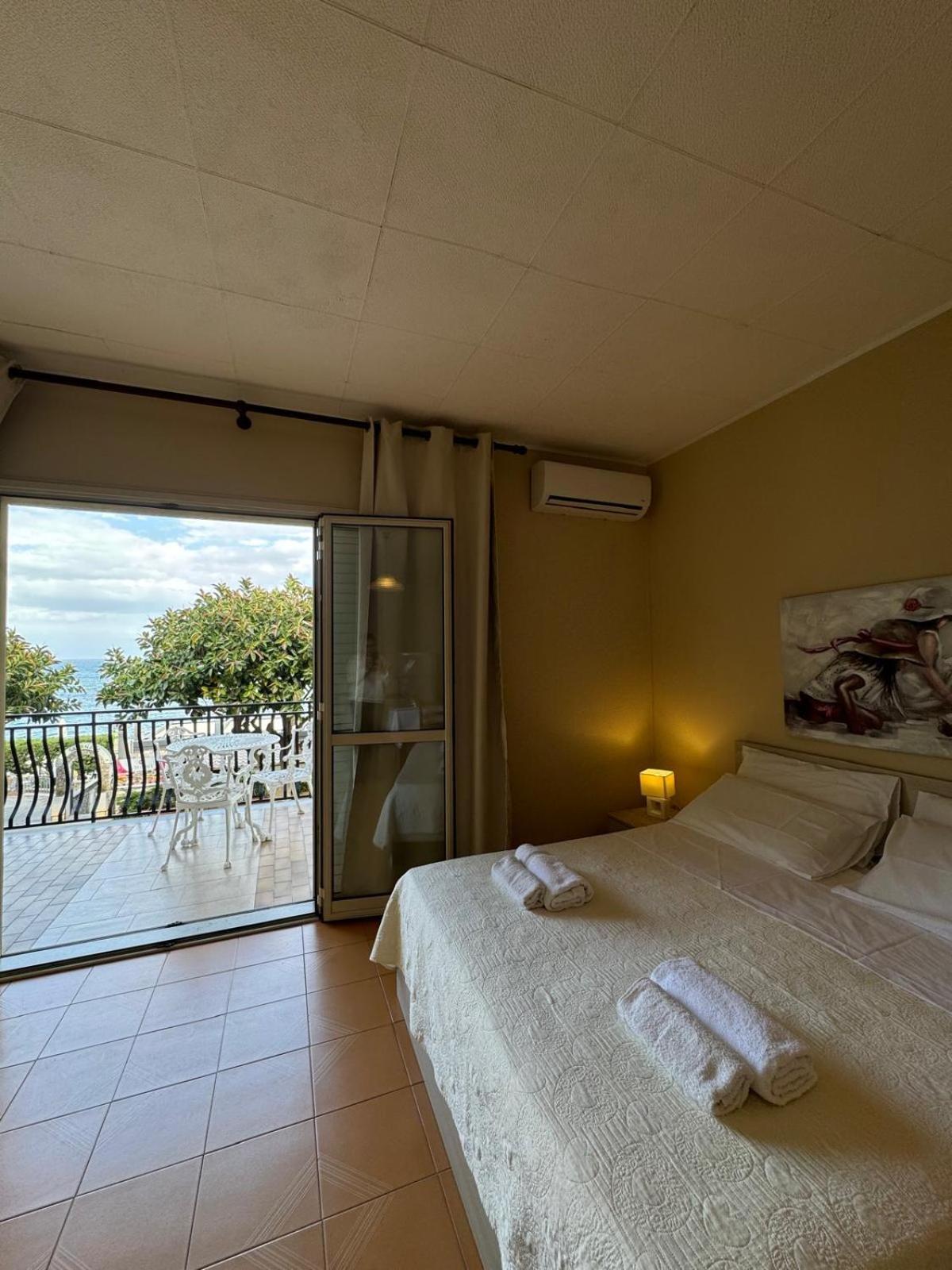 Case Vacanze Di Isabella Stoia Giardini Naxos Exteriér fotografie